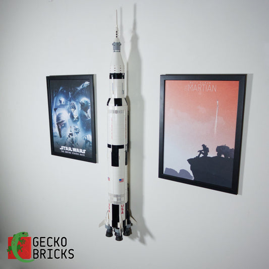 LEGO® Ideas NASA Apollo Saturn V 92176 / 21309 zwevend aan de muur met premium wandbeugel - aanzicht 2