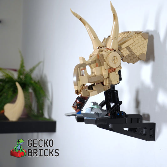 LEGO® Jurassic World Triceratops Schedel 76969 zwevend aan de muur met premium wandbeugel - aanzicht 2