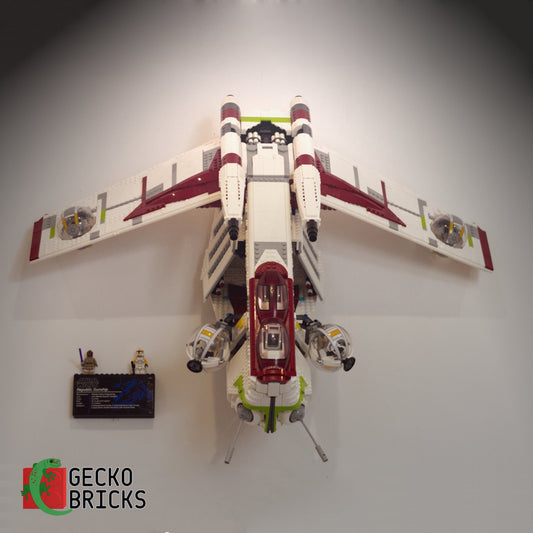 LEGO® Star Wars UCS Republic Gunship 75309 zwevend aan de muur met premium wandbeugel - aanzicht 2