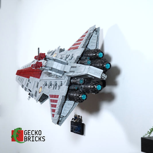 LEGO® Star Wars UCS Venator-Class Republic Attack Cruiser 75367 aan de muur met premium wandbeugel - vooraanzicht