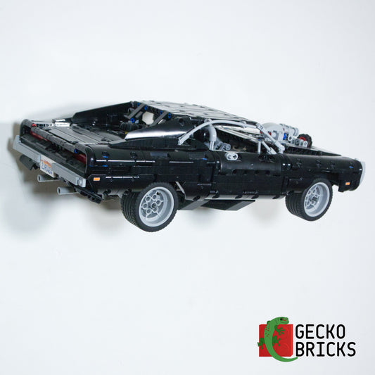 LEGO® Technic Dom's Dodge Charger 42111 zwevend aan de muur met premium wandbeugel - aanzicht 2