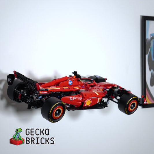 LEGO® Technic Ferrari SF-24 F1 42207 aan de muur met premium wandbeugel - vooraanzicht