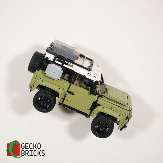 LEGO® Technic Land Rover Defender 42110 zwevend aan de muur met premium wandbeugel - aanzicht 2