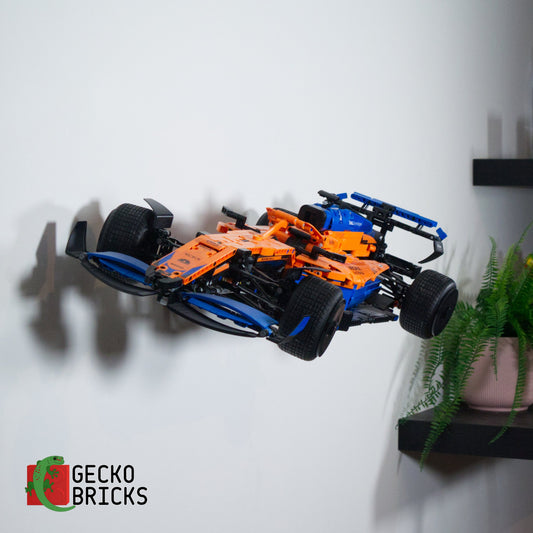 LEGO® Technic McLaren Formula 1 Racewagen 42141 zwevend aan de muur met premium wandbeugel - aanzicht 2