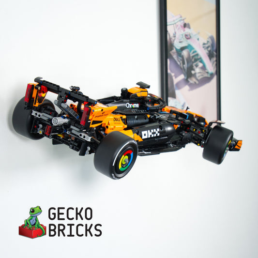 LEGO® Technic McLaren MCL39 F1 42228 aan de muur met premium wandbeugel - vooraanzicht