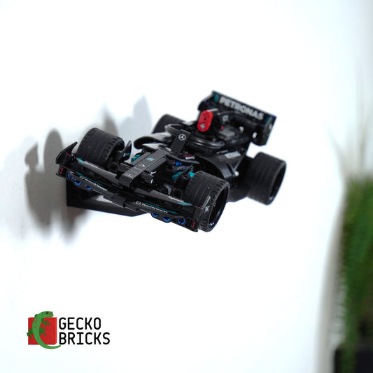 LEGO® Technic Mercedes-AMG F1 W14 E Performance Pull-Back 42165 zwevend aan de muur met premium wandbeugel - aanzicht 2