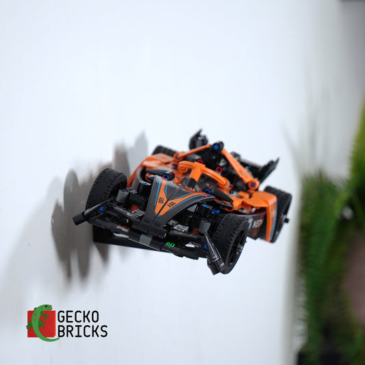 LEGO® Technic NEOM McLaren Formula E Racewagen 42169 zwevend aan de muur met premium wandbeugel - aanzicht 2