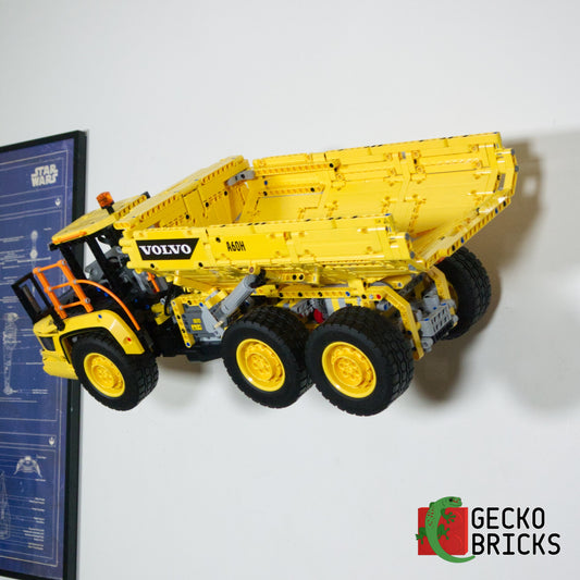 LEGO® Technic Volvo 6x6 Articulated Hauler 42114 zwevend aan de muur met premium wandbeugel - aanzicht 2