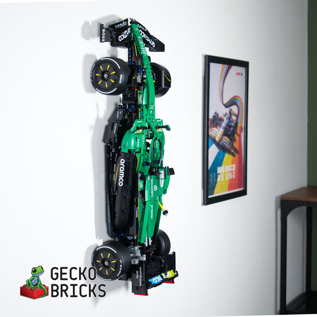 Premium Wandbeugel – Compatibel met LEGO® Aston Martin F1 42240