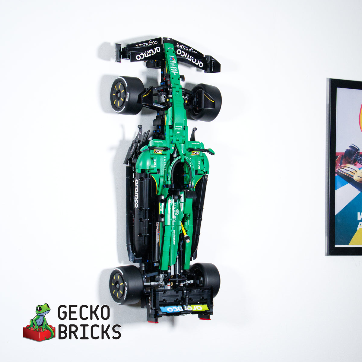 Premium Wandbeugel – Compatibel met LEGO® Aston Martin F1 42240