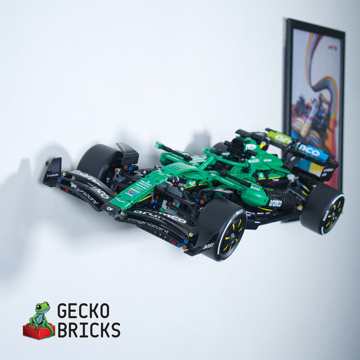 LEGO® Aston Martin F1 42240 aan de muur met premium wandbeugel - vooraanzicht