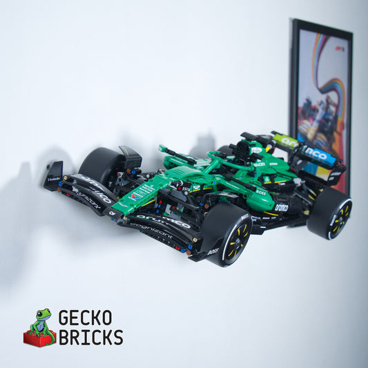 LEGO® Aston Martin F1 42240 aan de muur met premium wandbeugel - vooraanzicht