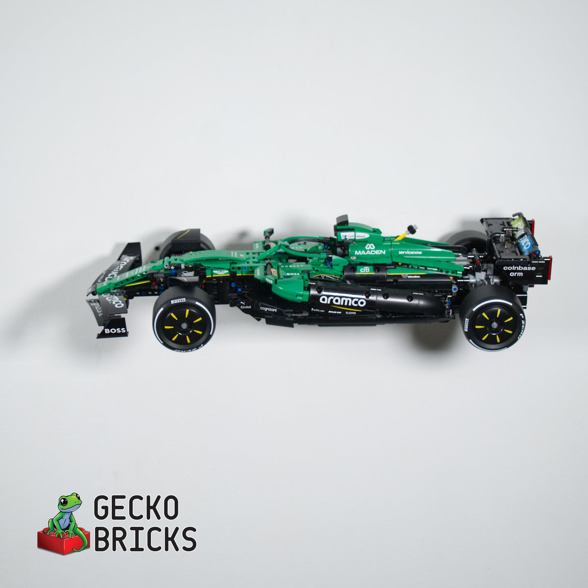 LEGO® Aston Martin F1 42240 zwevend aan de muur met premium wandbeugel - aanzicht 3