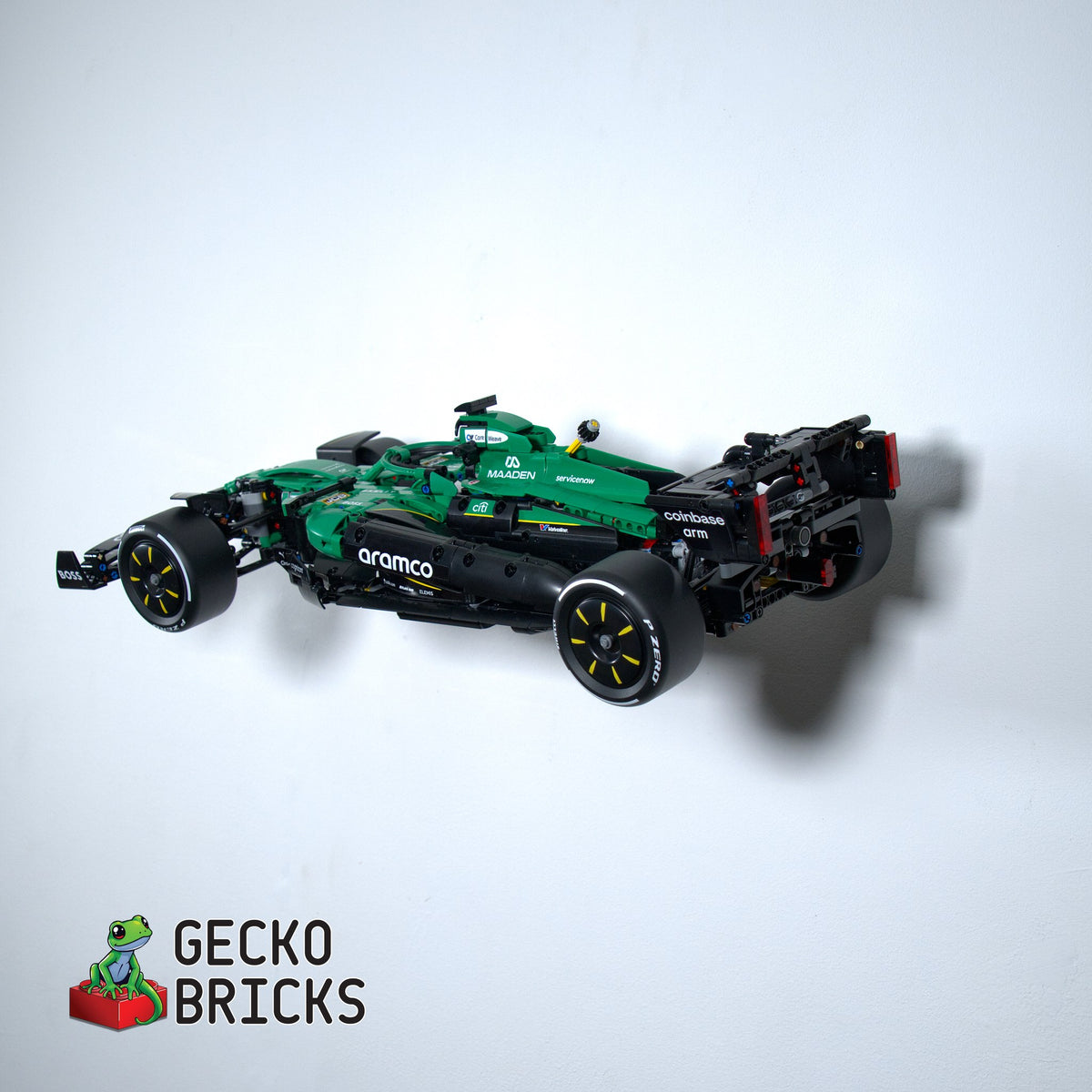 LEGO® Aston Martin F1 42240 zwevend aan de muur met premium wandbeugel - aanzicht 4