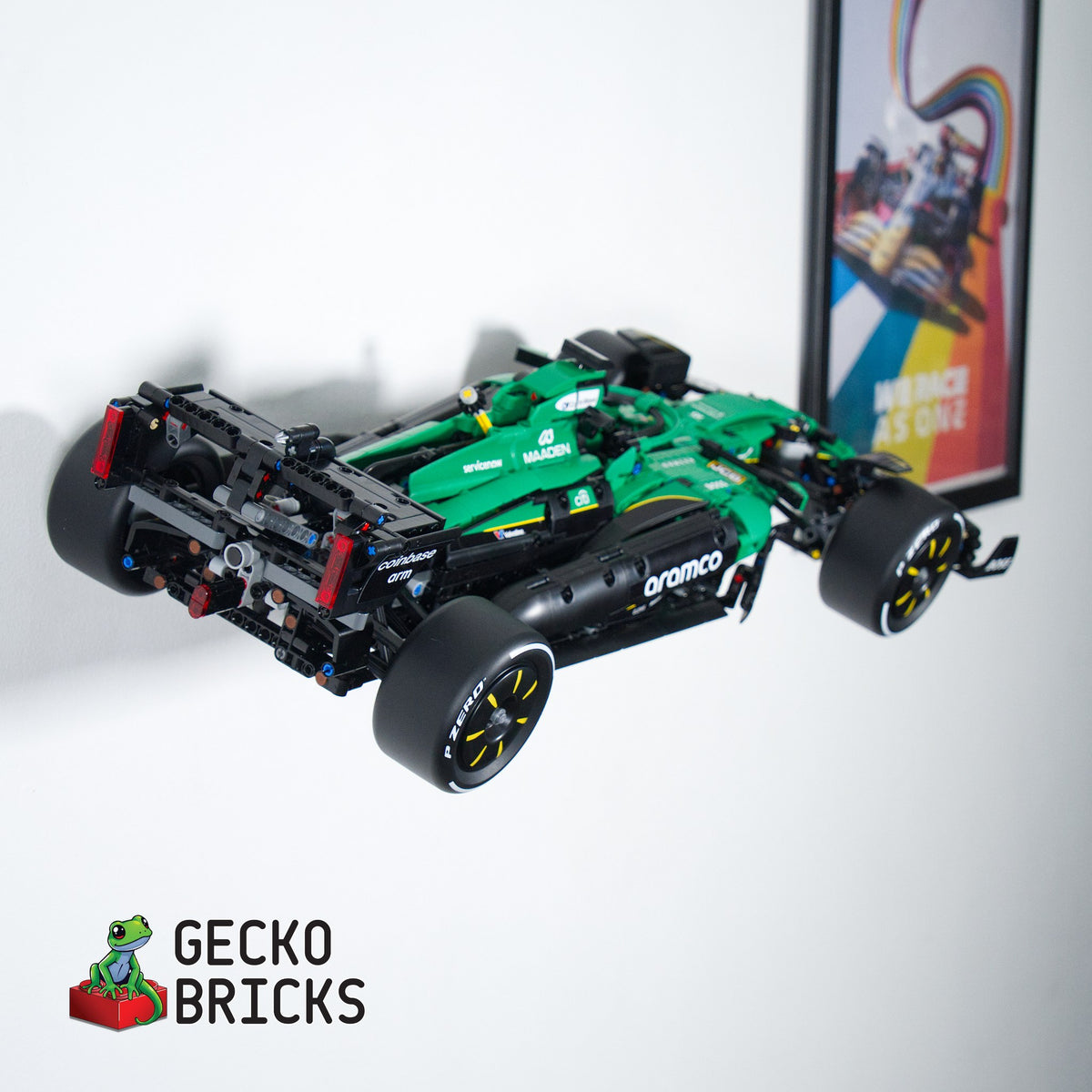 LEGO® Aston Martin F1 42240 zwevend aan de muur met premium wandbeugel - aanzicht 5