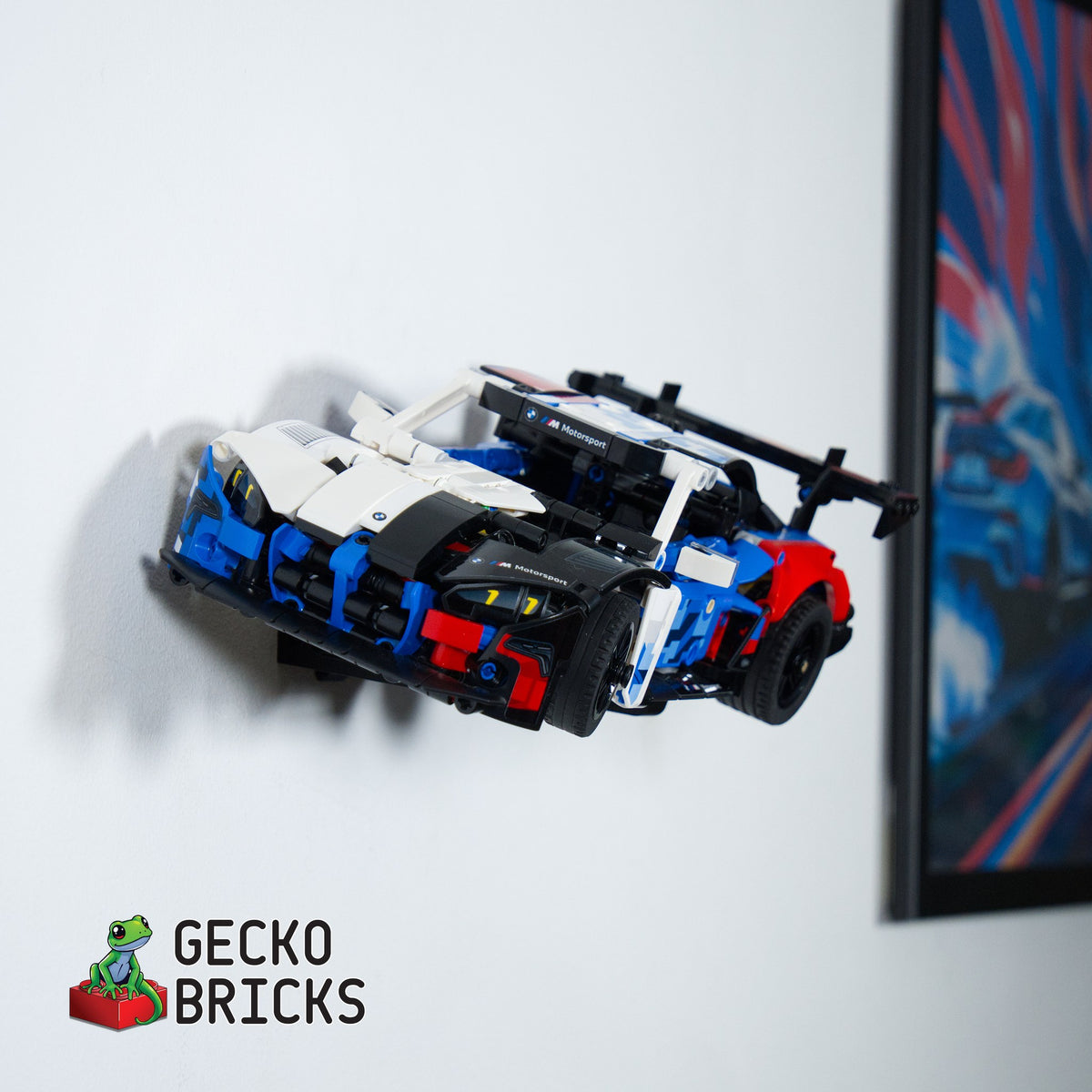 LEGO® BMW M4 Gt3 42226 aan de muur met premium wandbeugel - vooraanzicht