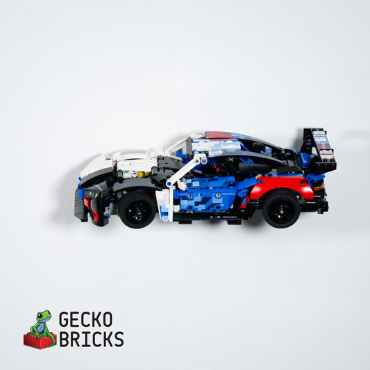 LEGO® BMW M4 Gt3 42226 zwevend aan de muur met premium wandbeugel - aanzicht 2