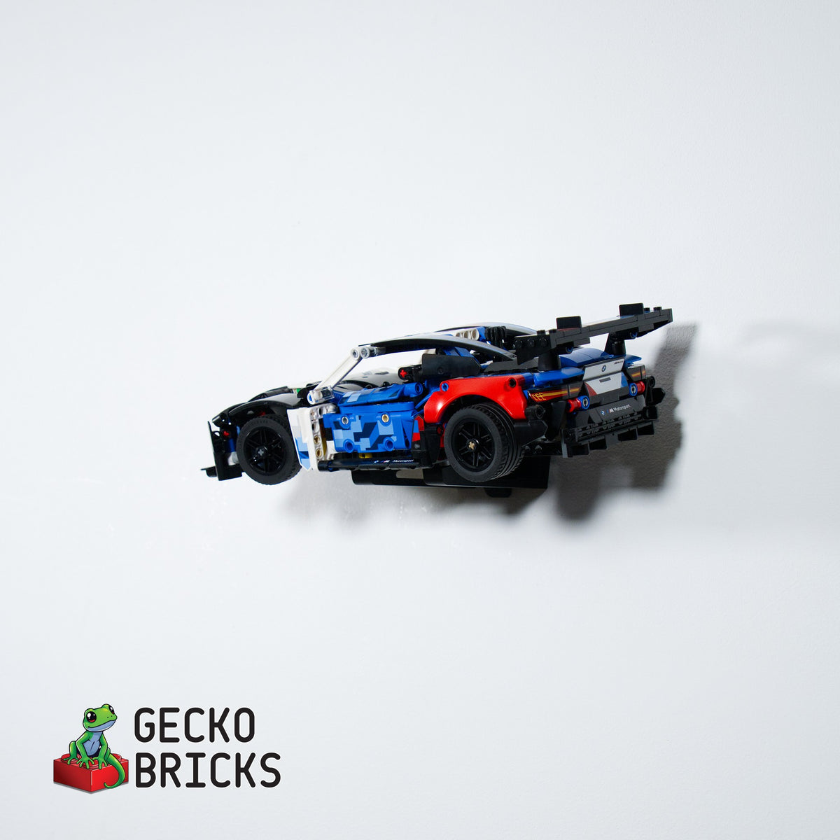 LEGO® BMW M4 Gt3 42226 zwevend aan de muur met premium wandbeugel - aanzicht 3
