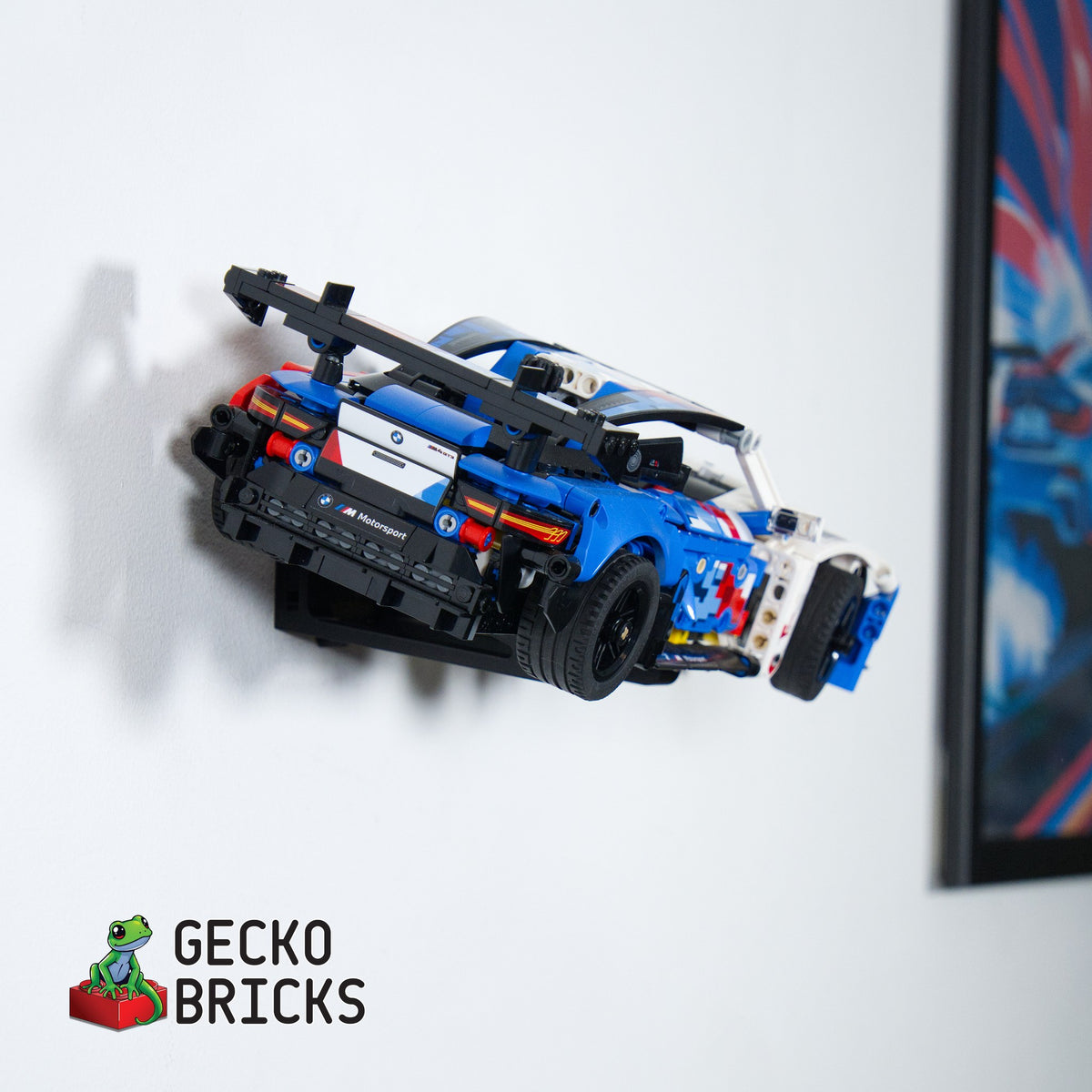 LEGO® BMW M4 Gt3 42226 zwevend aan de muur met premium wandbeugel - aanzicht 4