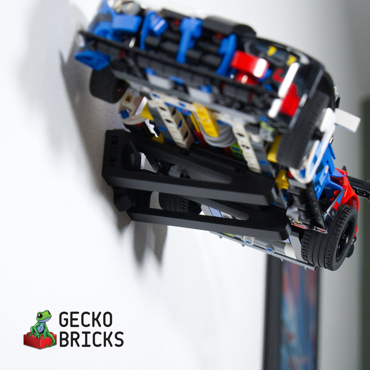LEGO® BMW M4 Gt3 42226 zwevend aan de muur met premium wandbeugel - aanzicht 5