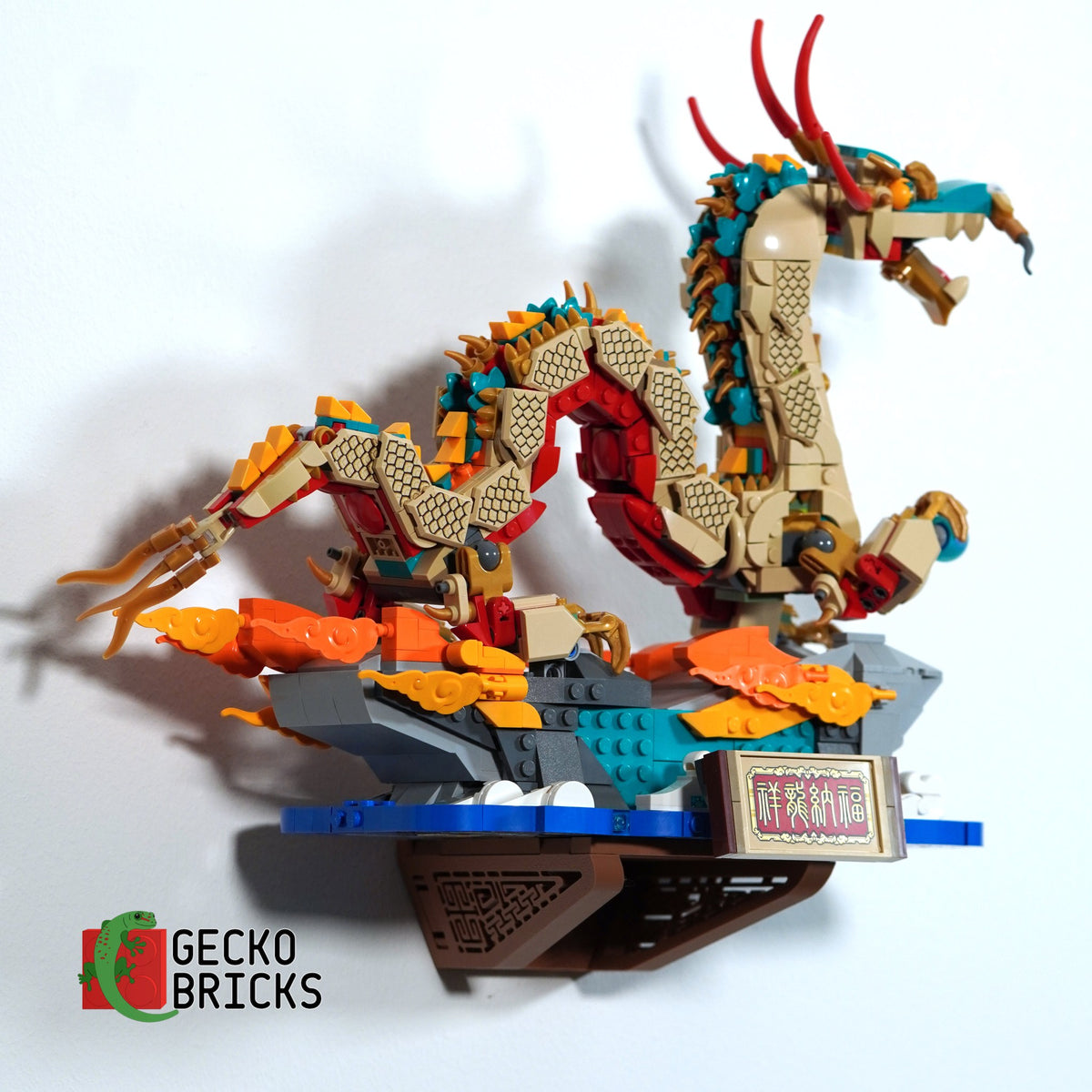 LEGO® Chinese Festivals Auspicious Dragon 80112 aan de muur met premium wandbeugel - vooraanzicht