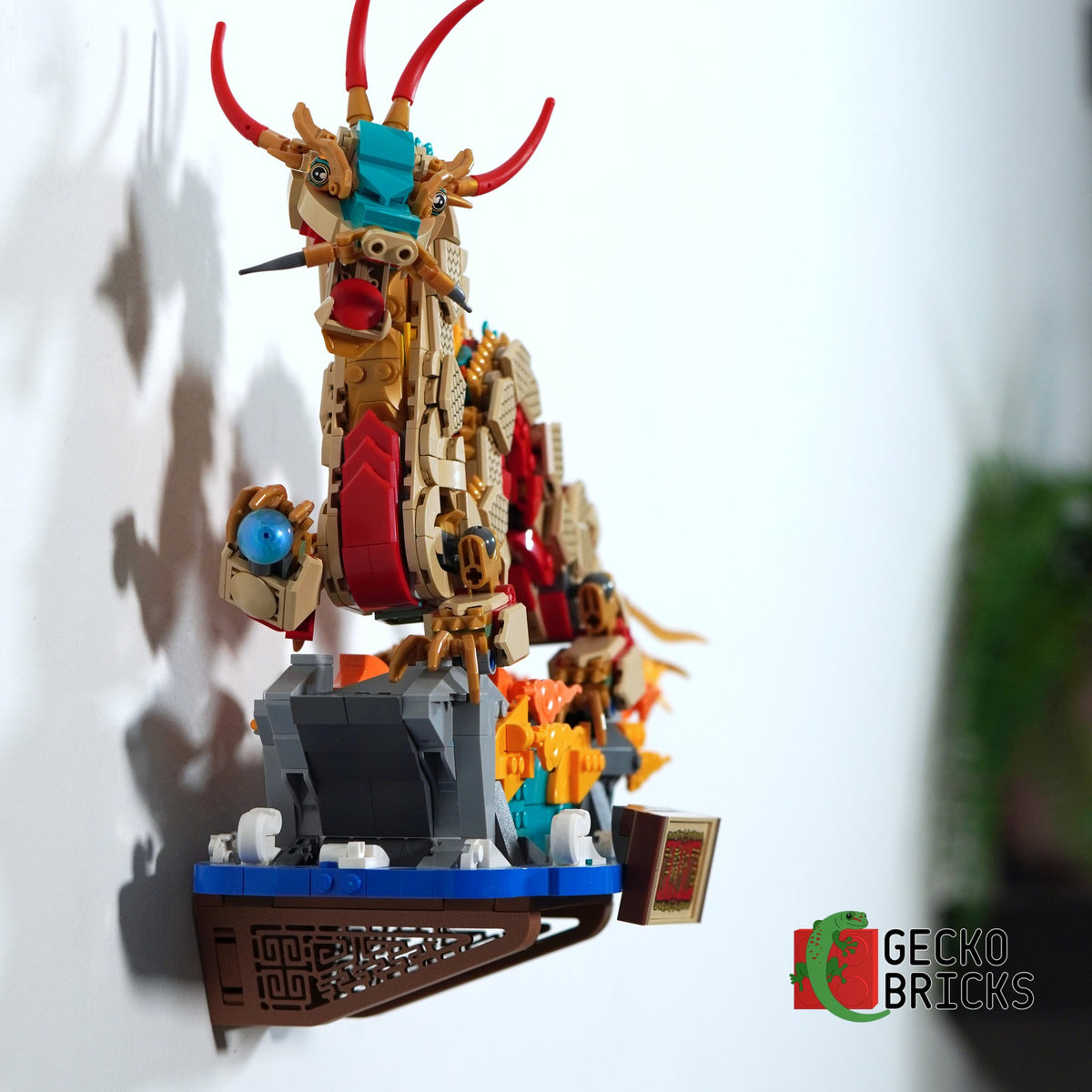 LEGO® Chinese Festivals Auspicious Dragon 80112 zwevend aan de muur met premium wandbeugel - aanzicht 3