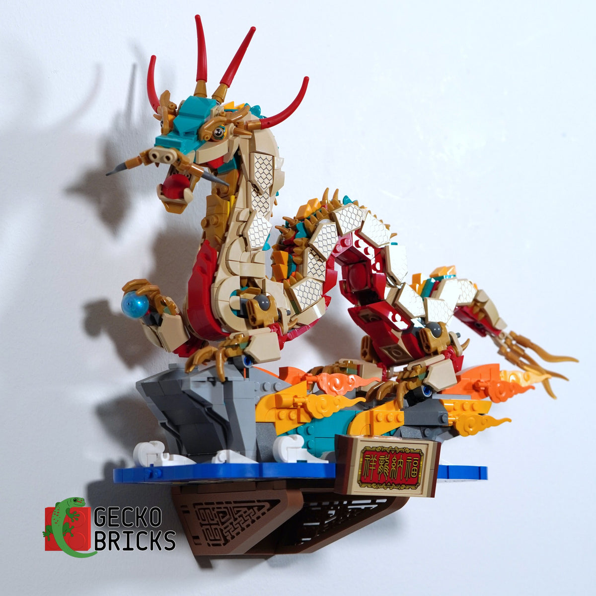 LEGO® Chinese Festivals Auspicious Dragon 80112 zwevend aan de muur met premium wandbeugel - aanzicht 4