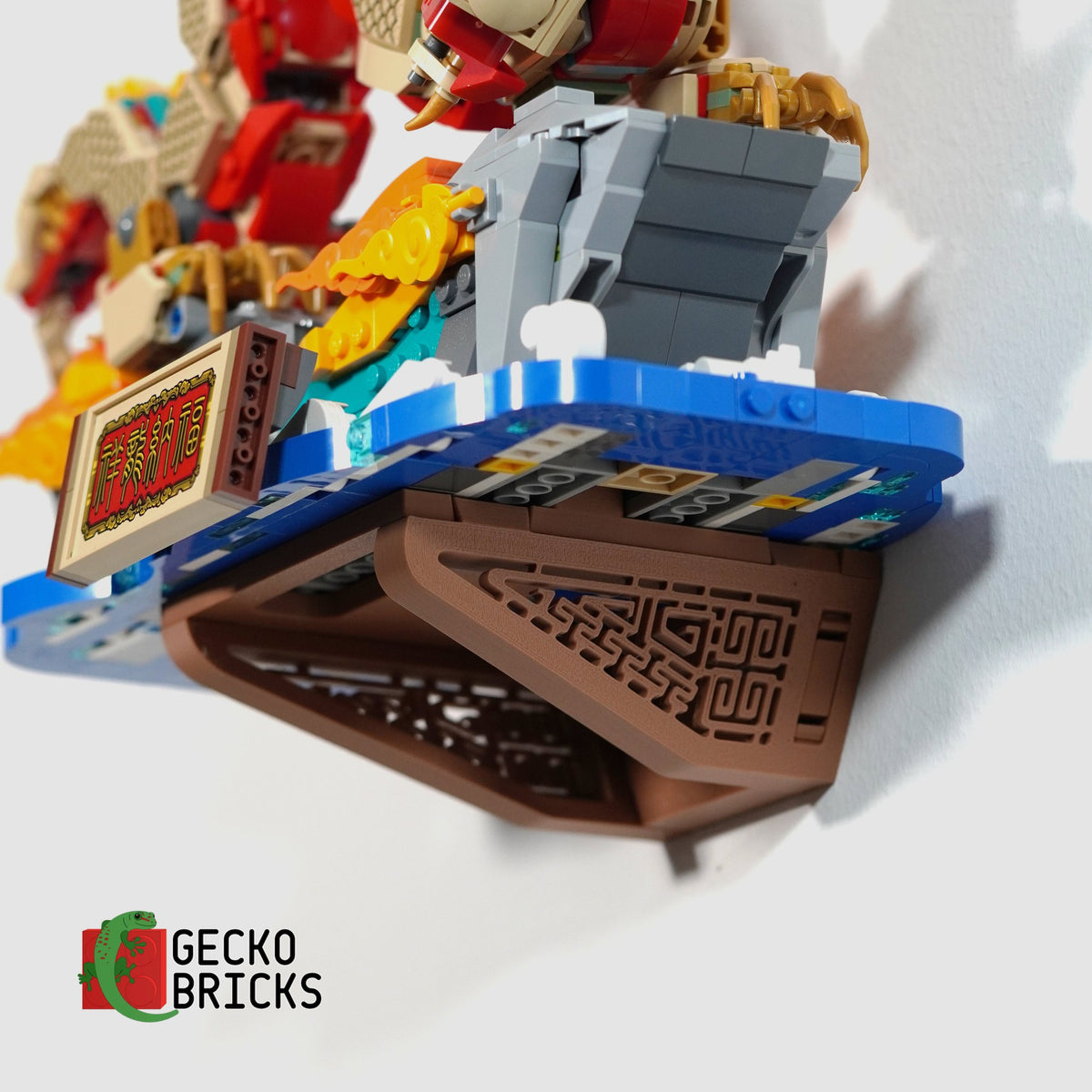 LEGO® Chinese Festivals Auspicious Dragon 80112 zwevend aan de muur met premium wandbeugel - aanzicht 5