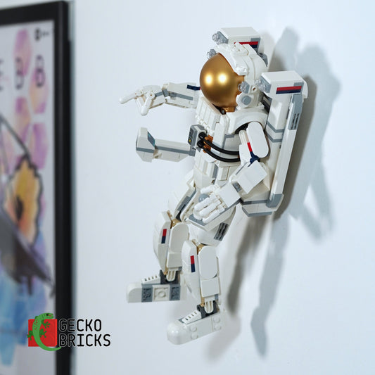 LEGO® Creator 3-in-1 Astronaut 31152 aan de muur met premium wandbeugel - vooraanzicht