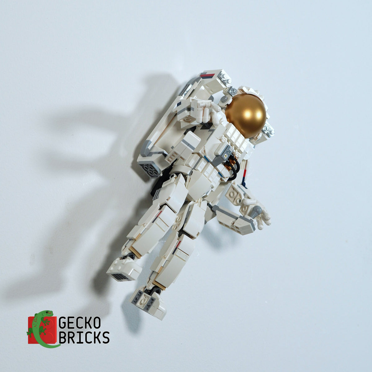 LEGO® Creator 3-in-1 Astronaut 31152 zwevend aan de muur met premium wandbeugel - aanzicht 2