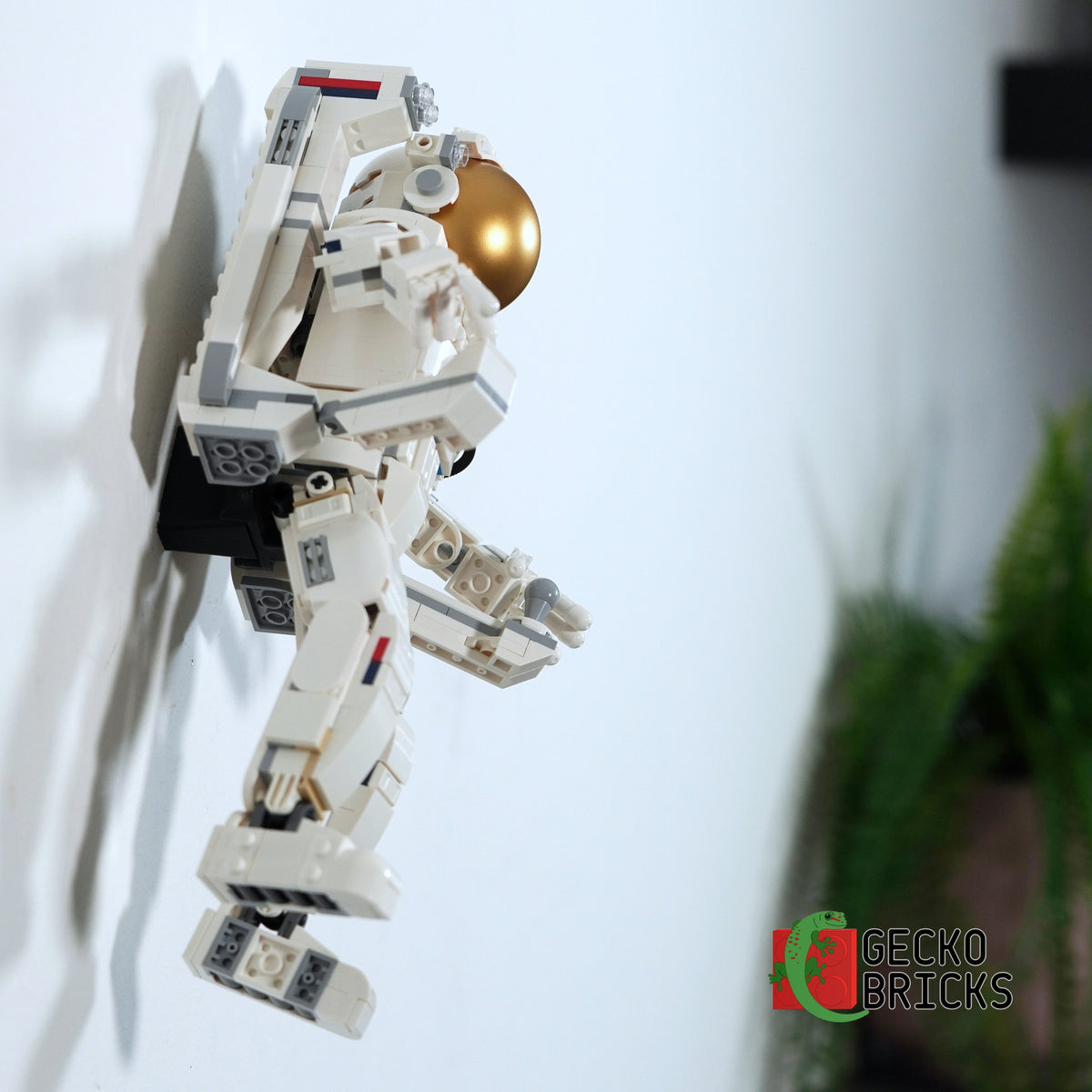 LEGO® Creator 3-in-1 Astronaut 31152 zwevend aan de muur met premium wandbeugel - aanzicht 3