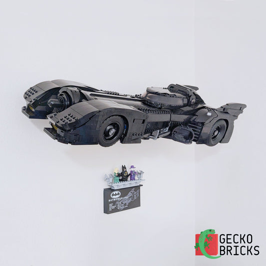 LEGO® DC Batman 1989 Batmobile 76139 aan de muur met premium wandbeugel - vooraanzicht