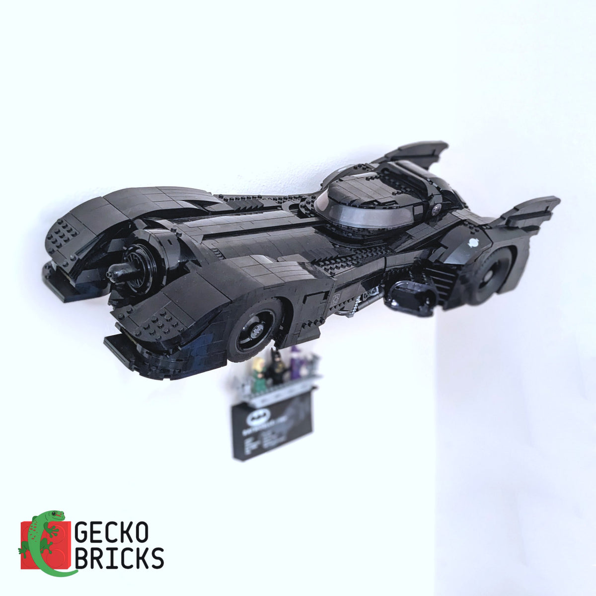 LEGO® DC Batman 1989 Batmobile 76139 zwevend aan de muur met premium wandbeugel - aanzicht 2