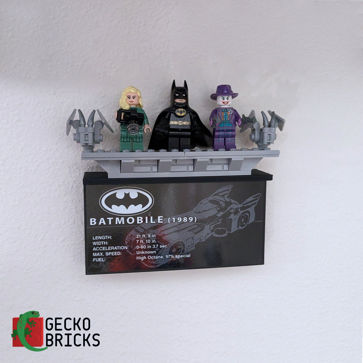 LEGO® DC Batman 1989 Batmobile 76139 zwevend aan de muur met premium wandbeugel - aanzicht 3