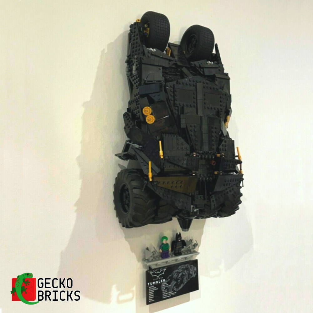 LEGO® DC Batmobile Tumbler 76240 / 76023 aan de muur met premium wandbeugel - vooraanzicht