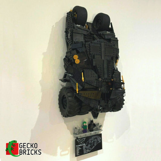 LEGO® DC Batmobile Tumbler 76240 / 76023 aan de muur met premium wandbeugel - vooraanzicht