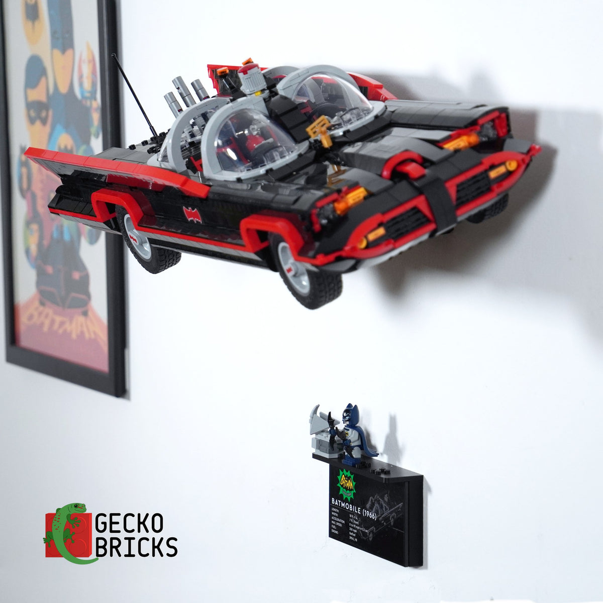 LEGO® DC Classic Batmobile 76328 aan de muur met premium wandbeugel - vooraanzicht