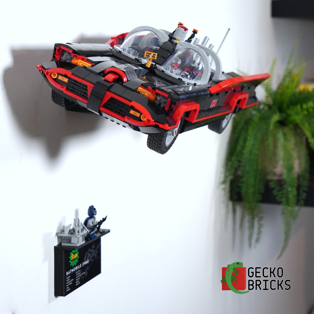 LEGO® DC Classic Batmobile 76328 zwevend aan de muur met premium wandbeugel - aanzicht 2
