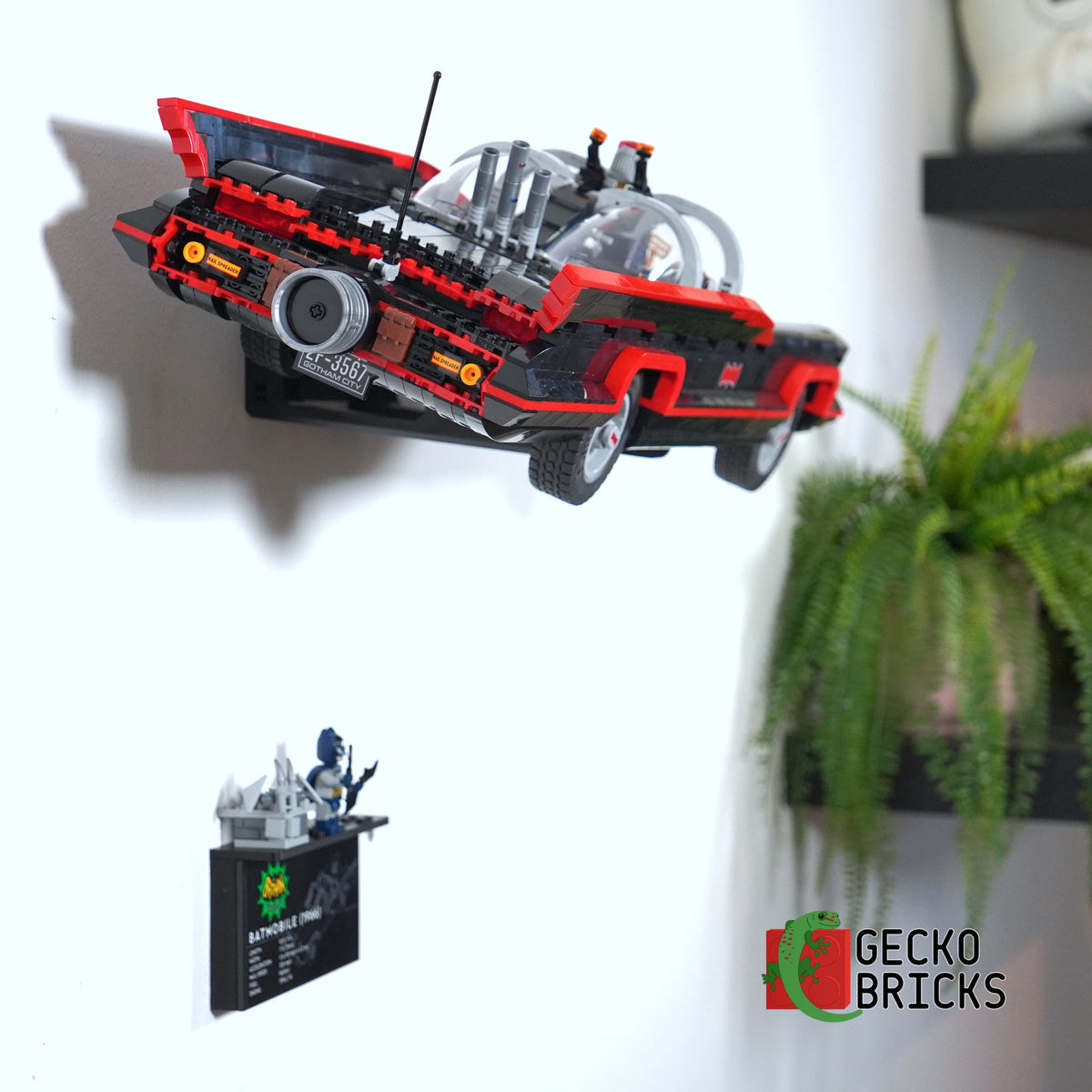LEGO® DC Classic Batmobile 76328 zwevend aan de muur met premium wandbeugel - aanzicht 3