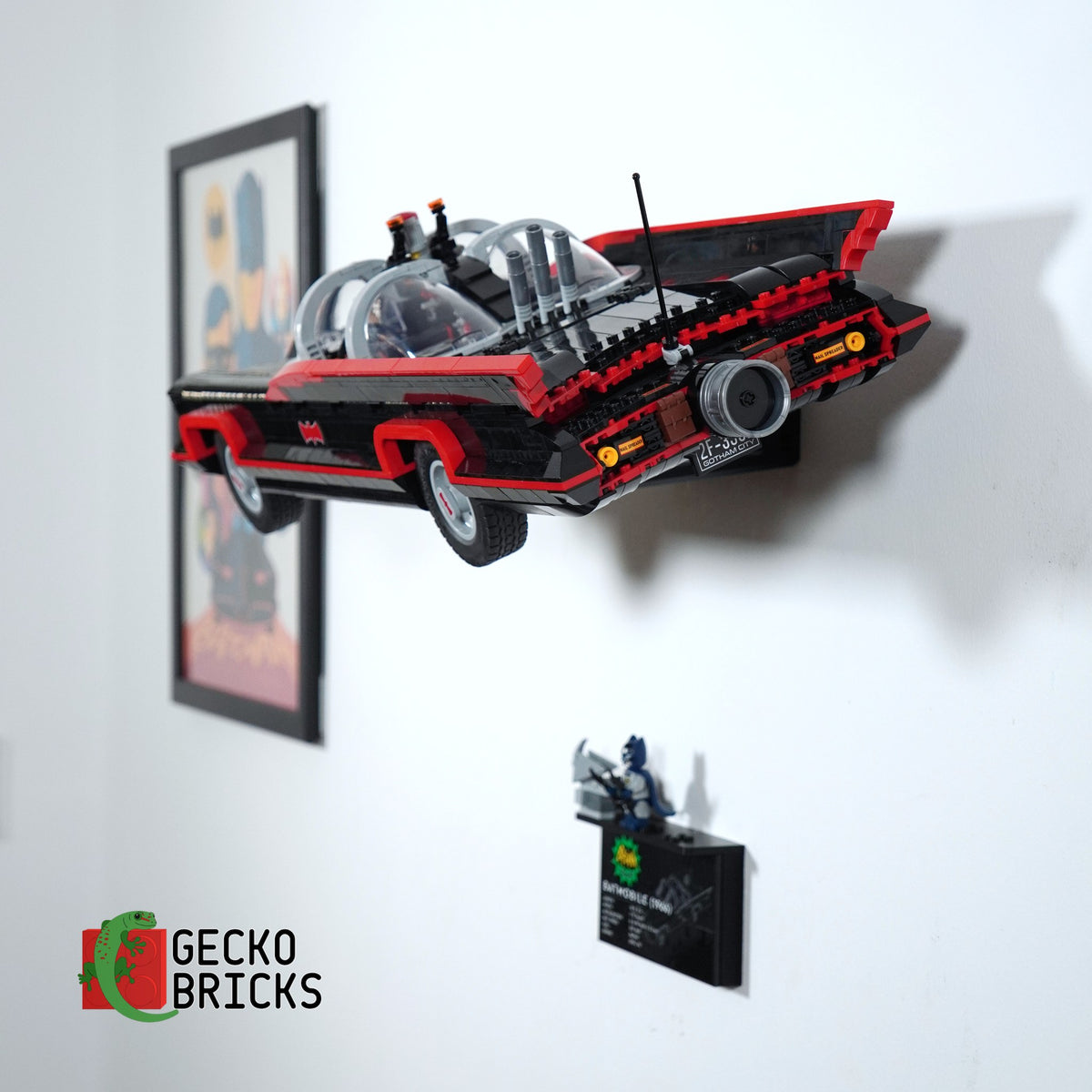 LEGO® DC Classic Batmobile 76328 zwevend aan de muur met premium wandbeugel - aanzicht 4