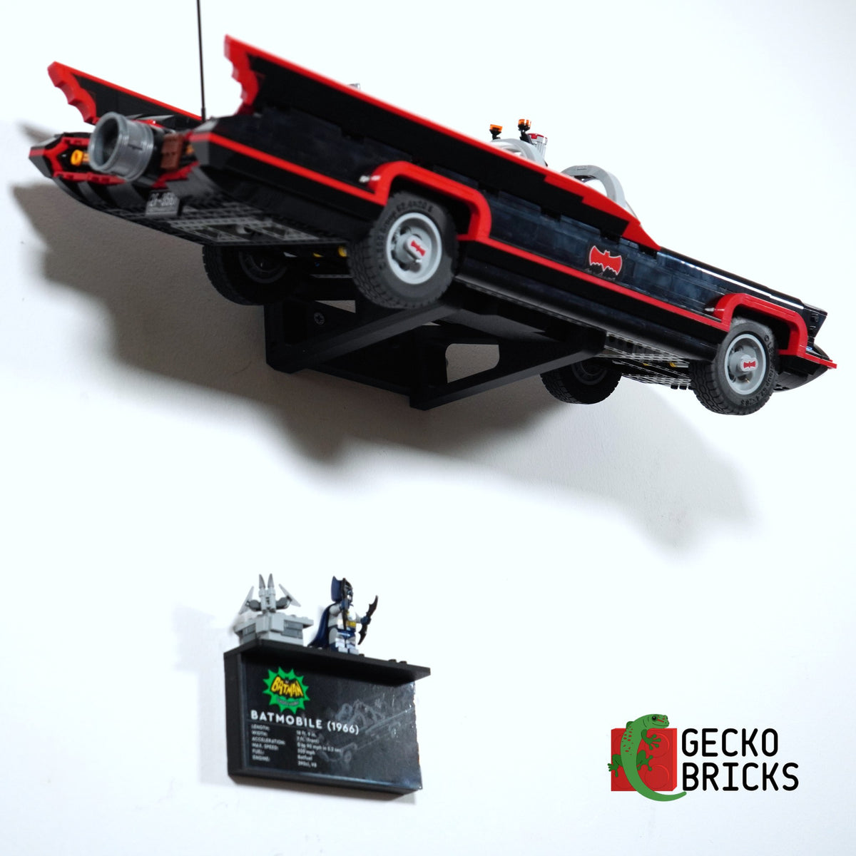 LEGO® DC Classic Batmobile 76328 zwevend aan de muur met premium wandbeugel - aanzicht 5