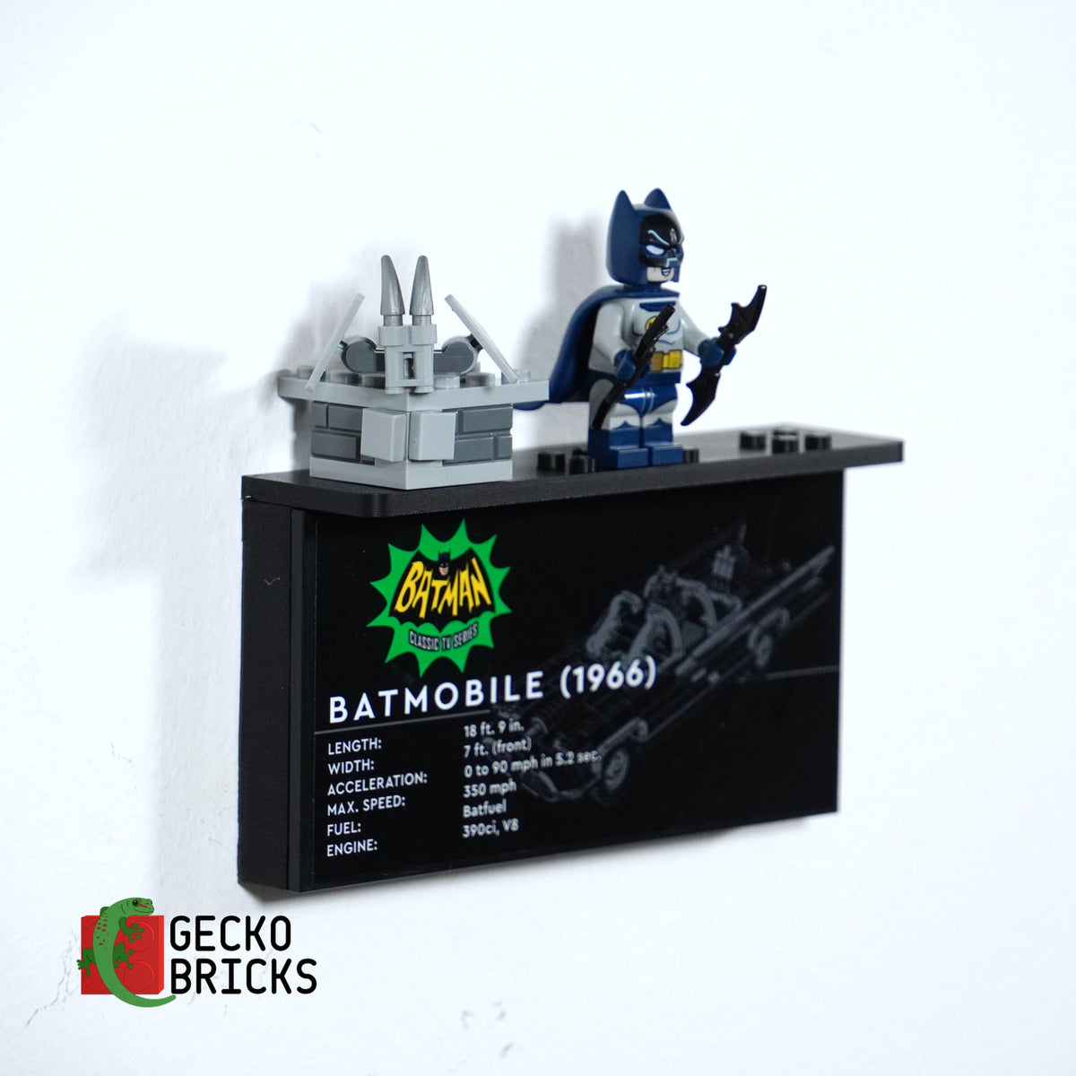 LEGO® DC Classic Batmobile 76328 zwevend aan de muur met premium wandbeugel - aanzicht 6