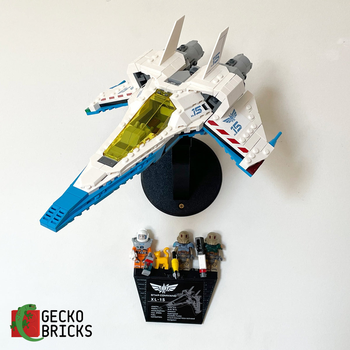 LEGO® Disney Lightyear XL-15 Ruimteschip 76832 aan de muur met premium wandbeugel - vooraanzicht