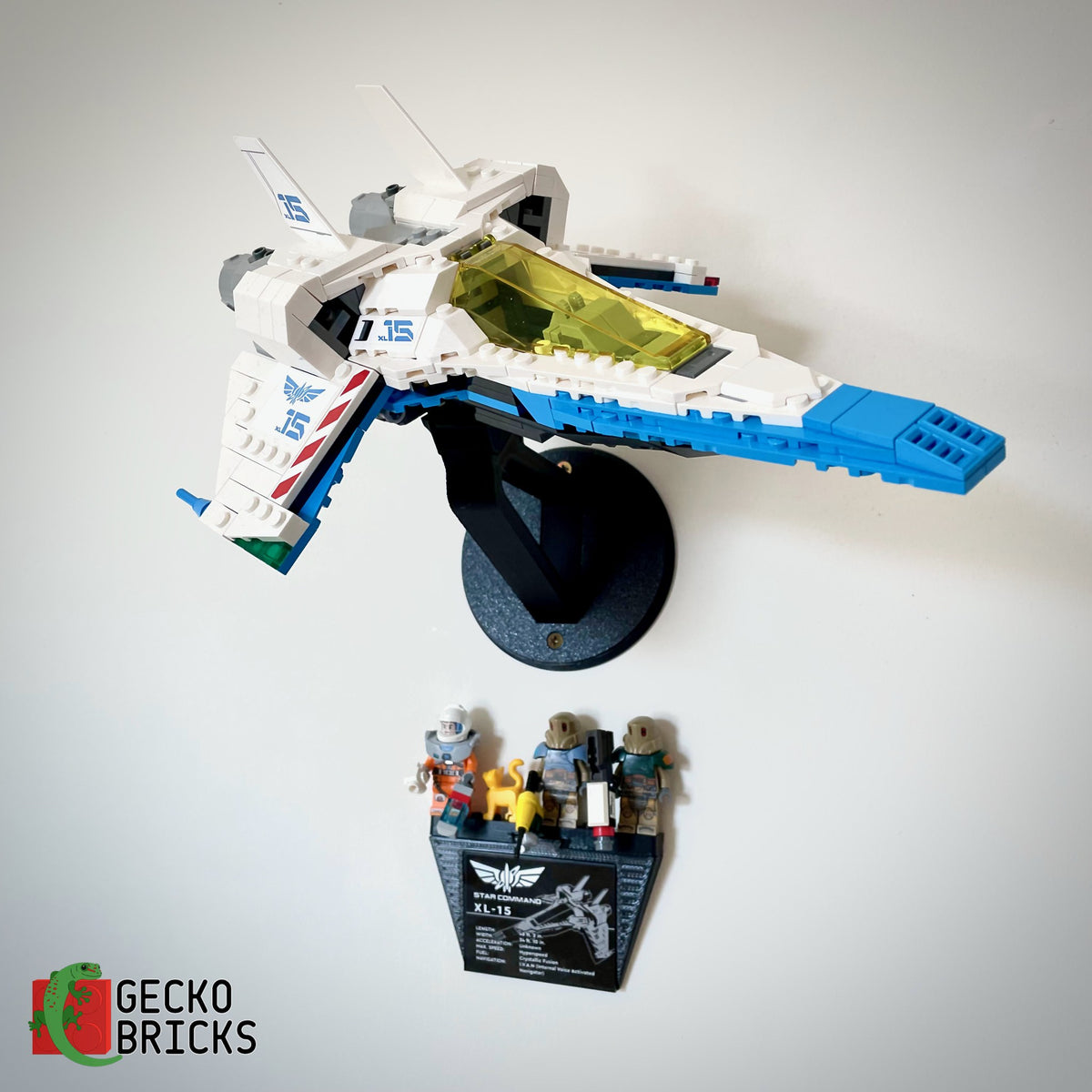 LEGO® Disney Lightyear XL-15 Ruimteschip 76832 zwevend aan de muur met premium wandbeugel - aanzicht 2