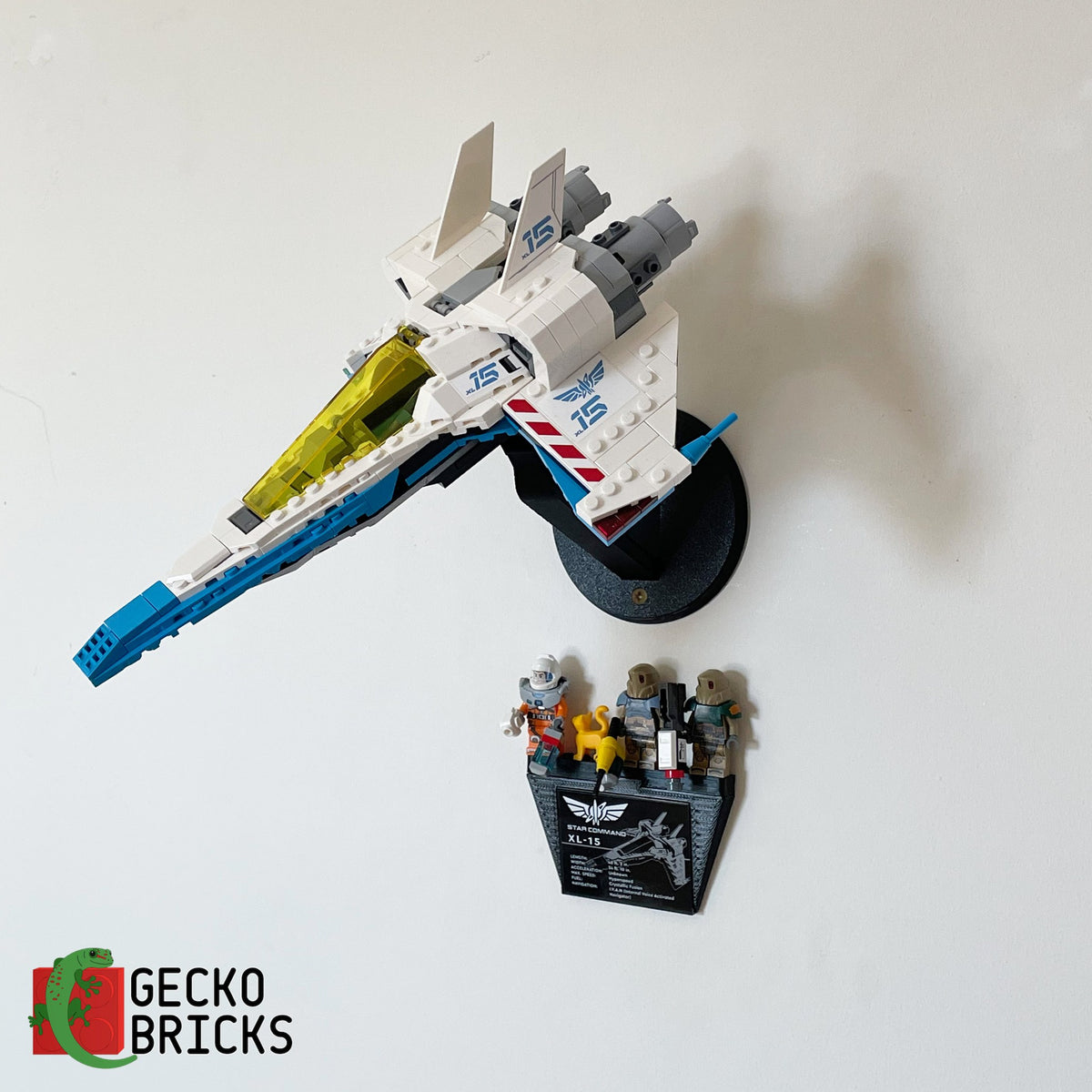 LEGO® Disney Lightyear XL-15 Ruimteschip 76832 zwevend aan de muur met premium wandbeugel - aanzicht 3