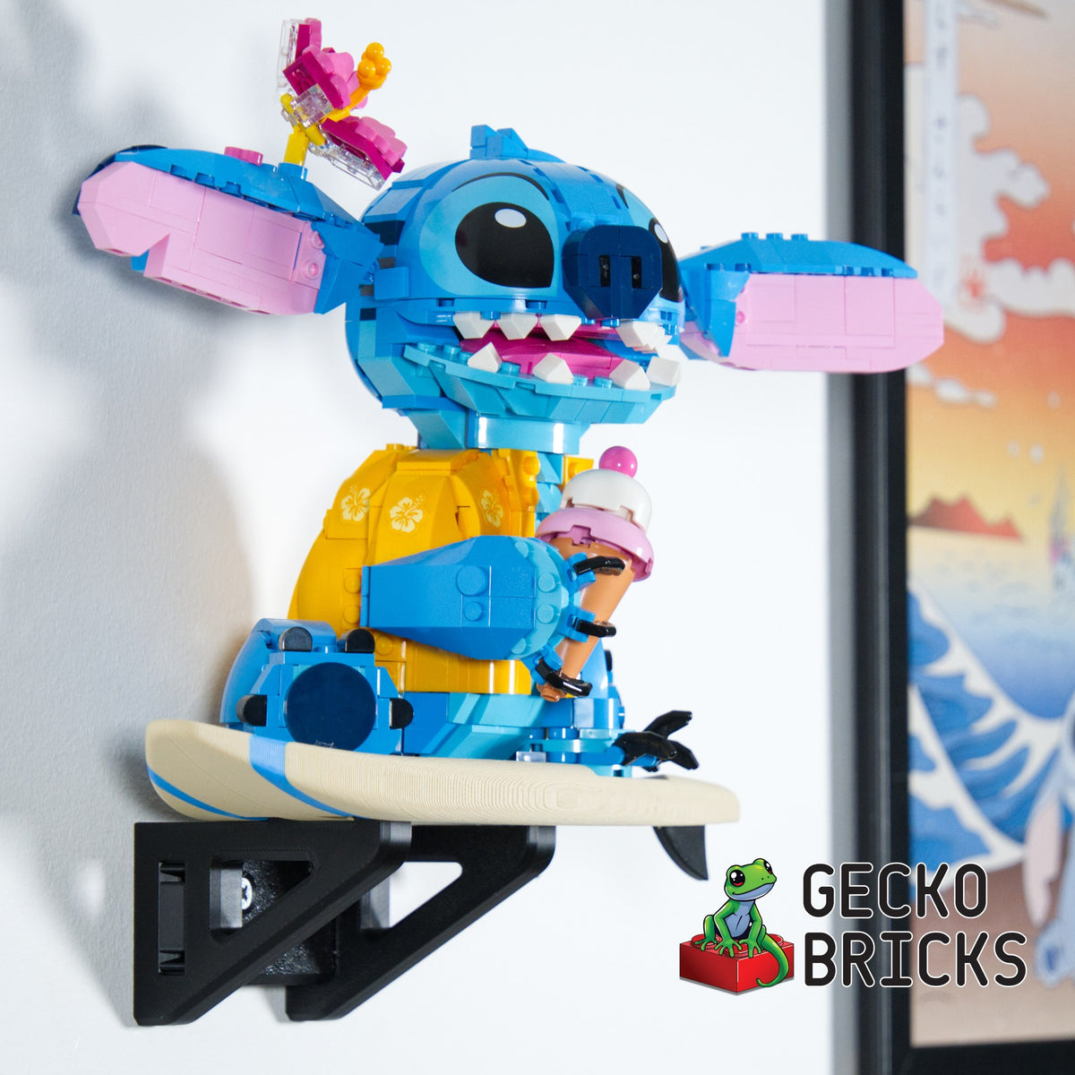 LEGO® Disney Stitch 43249 aan de muur met premium wandbeugel - vooraanzicht