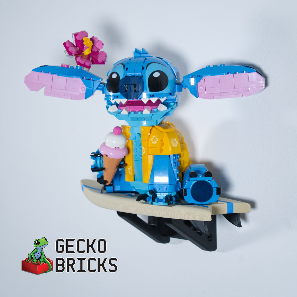 LEGO® Disney Stitch 43249 zwevend aan de muur met premium wandbeugel - aanzicht 3