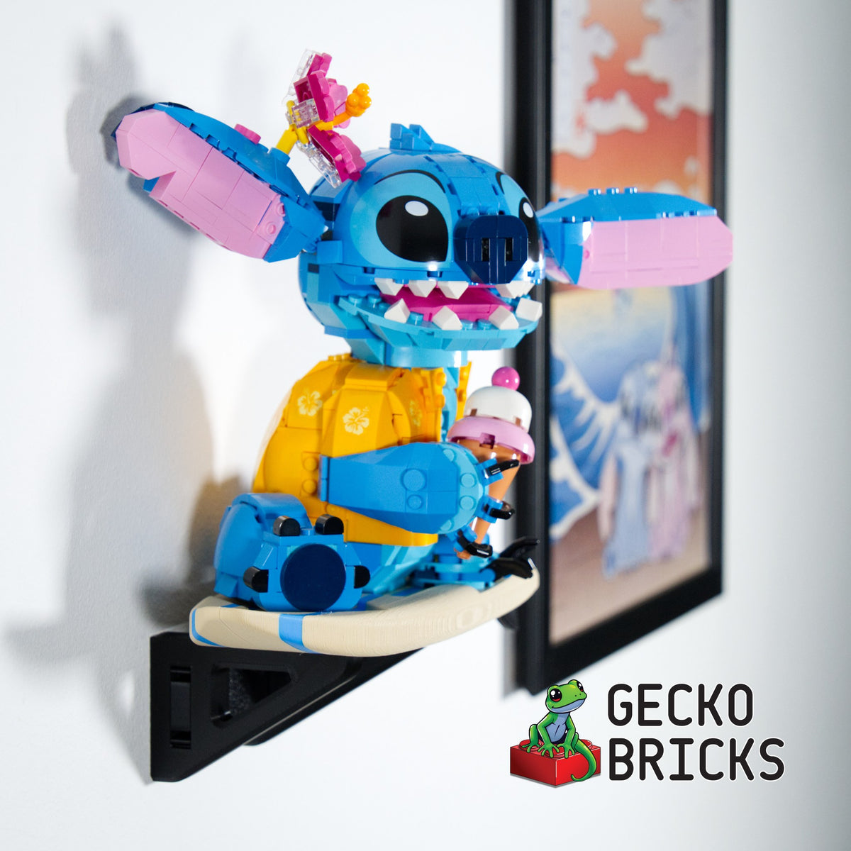 LEGO® Disney Stitch 43249 zwevend aan de muur met premium wandbeugel - aanzicht 4