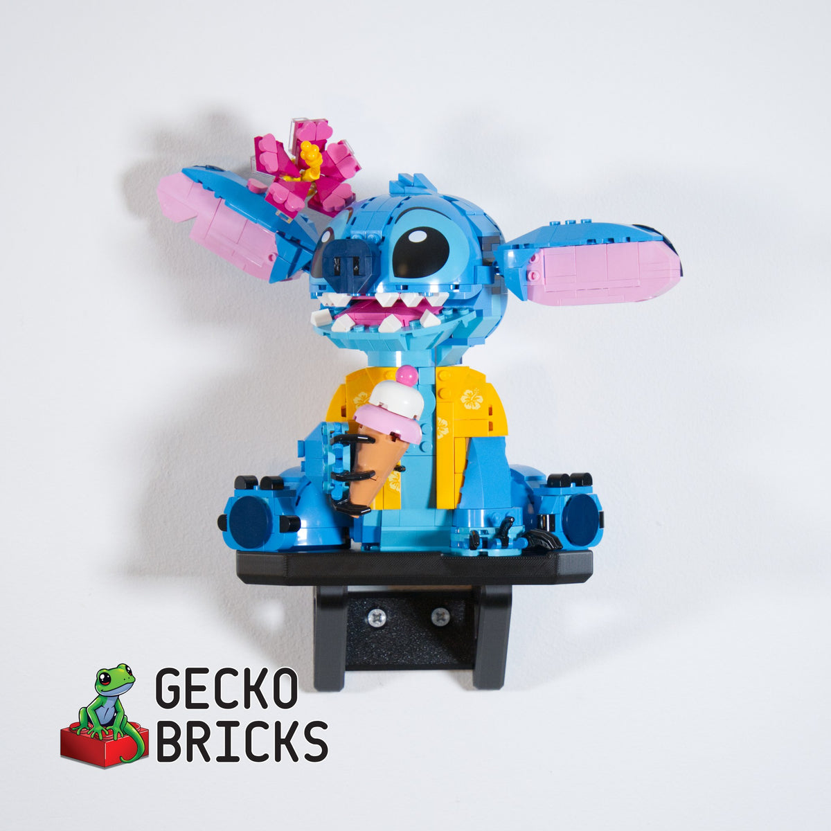 LEGO® Disney Stitch 43249 zwevend aan de muur met premium wandbeugel - aanzicht 6