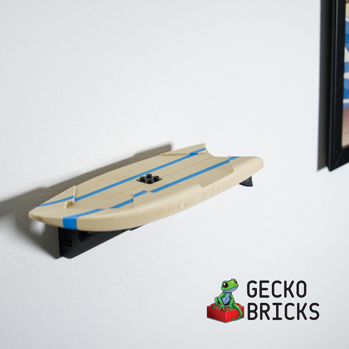 LEGO® Disney Stitch 43249 zwevend aan de muur met premium wandbeugel - aanzicht 8